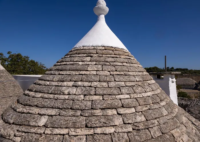 Villa With Trullo And Pool, Alberobello